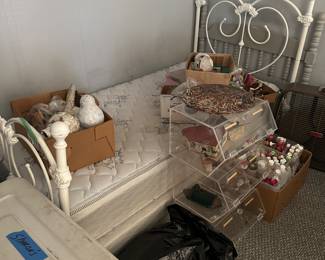 Got the keys today! Here are a few shots of our preliminary walk-through. We start unpacking and displaying tomorrow. Come back every day for pics!