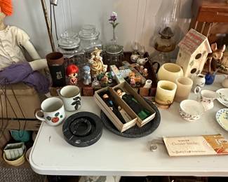 Lots of vintage items here! Zoom in on the photo for a closer look! Too much to describe!
