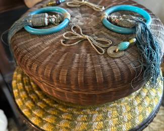 A lovely Vintage Sewing Basket! Early 20th Century.