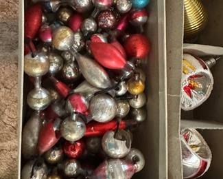 This is a great vintage glass bead, ornament garland.