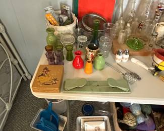 Lots of vintage items here! Zoom in on the photo for a closer look! Too much to describe!