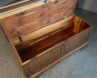 This lane cedar chest is in beautiful condition