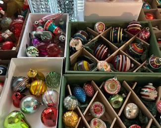 This is the BEST part of the Vintage Christmas table! Box DL is all 1950’60s plastic ornaments The white ox above it is indents and one offs. The two green boxes on the right hand of the pic are mostly Shiny Brite Ornaments. Indents, Striped and so much more.