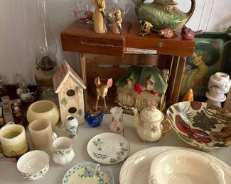 Lots of vintage items here! Zoom in on the photo for a closer look! Too much to describe!