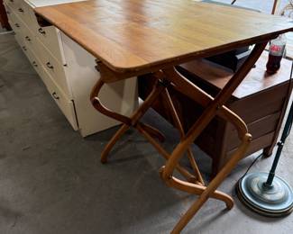 This is an ultra, rare mechanical table by DG Arnold of West Bay City, Michigan! It is an excellent condition and all the mechanics work properly