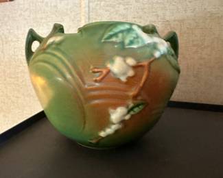 A BEAUTIFUL Roseville Snowberry Art Pottery Vase 1RB-6 Planter. Winterberry/Snowberry. 1940’s