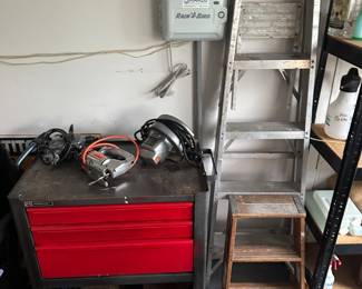 There’s a nice toolbox with some handheld accessories, ladders