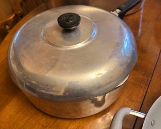 Vintage lit aluminum sauce, pot