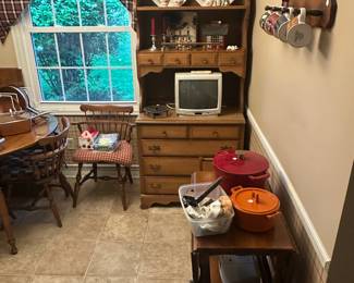 The other side of the kitchen/dining room