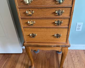 This jewelry chest is an excellent condition