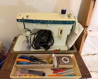 Vintage Sewing Machine - Singer Fashion Mate 257