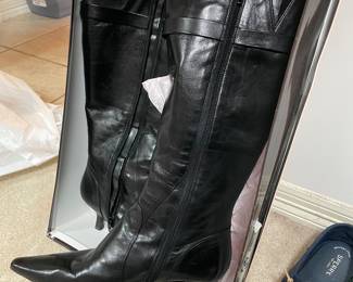 Lots of women’s clothes & shoes in excellent condition 