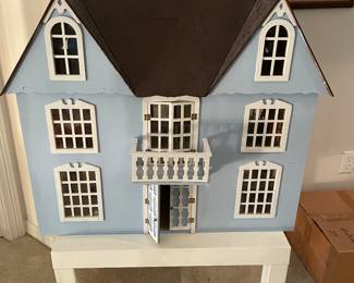 Vintage Victorian dollhouse fully furnished
