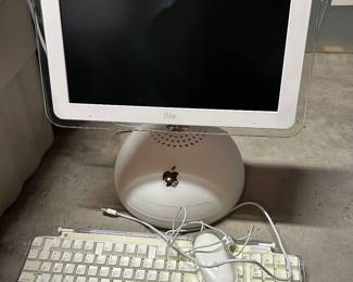 VINTAGE APPLE COMPUTER