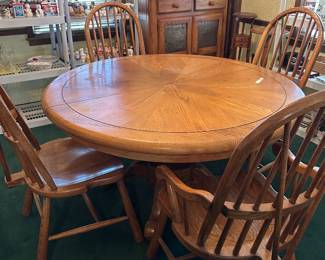 OAK TABLE WITH 2 LEAVES & 6 CHAIRS