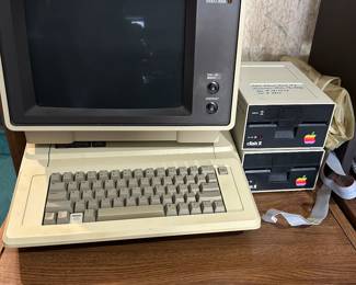VINTAGE APPLE COMPUTER