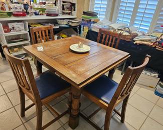 Antique Oak Dining table with 4-Antique Oak chairs- pull out leaves 