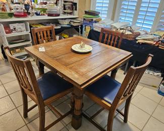 Antique Oak Dining table with 4-Antique Oak chairs- pull out leaves 