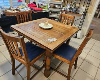 Antique Oak Dining table with 4-Antique Oak chairs- pull out leaves 