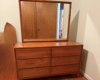 Vintage dresser, in great condition, all drawers do work. 