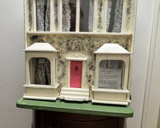 Antique Victorian dollhouse 