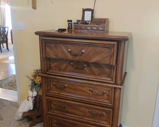 CHEST OF DRAWER
