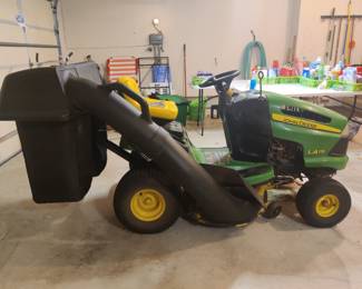 PRESALE AT $900...JOHN DEERE LA115 900 HRS WITH JOHN DEERE HARD SHELL LEAF BAGGER