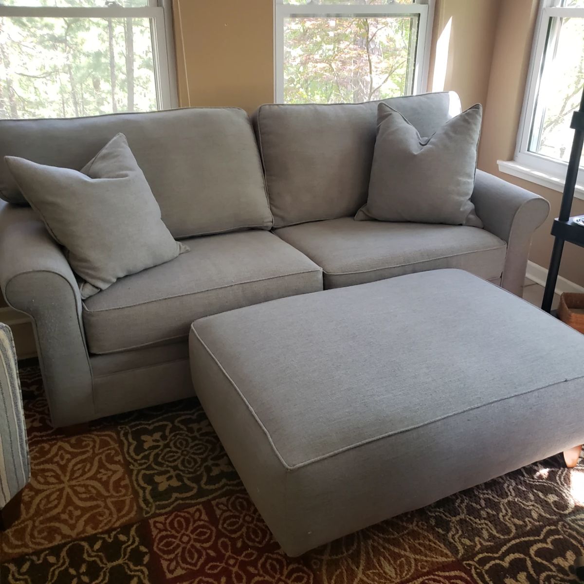 Nice gray sofa w ottoman