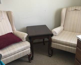 Wings chairs
Drop left end table