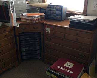 Corner desk
Dresser