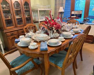 Bassett Dining Room Table with 6 Chairs