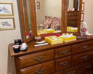 dresser w/mirror