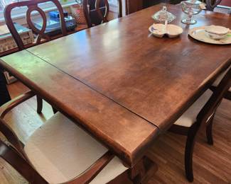 A Beautiful Dining Table with 2 Leafs and 6 Matching Chairs.