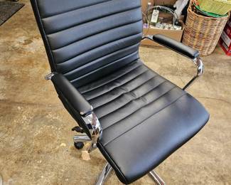 43 ModernComfortBlackChromeAdjustableManagerChair