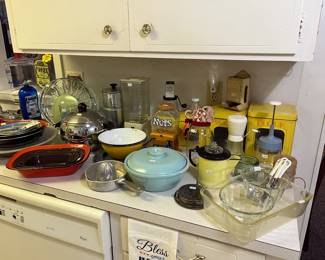 Lots of kitchen goodies!