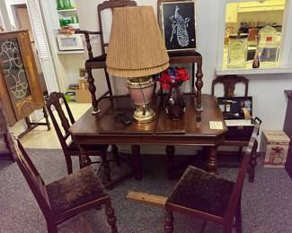 Quaint 1920's dining set w/ 3 leaves & 6 chairs!