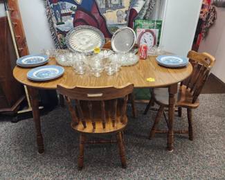Great maple dinette set w/ 4 chairs