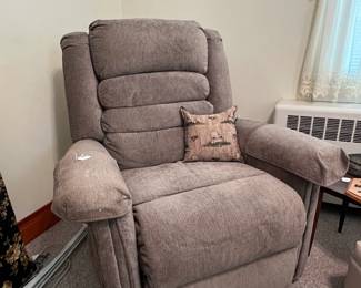 mechanical lift chair/recliner with heat and massage functions