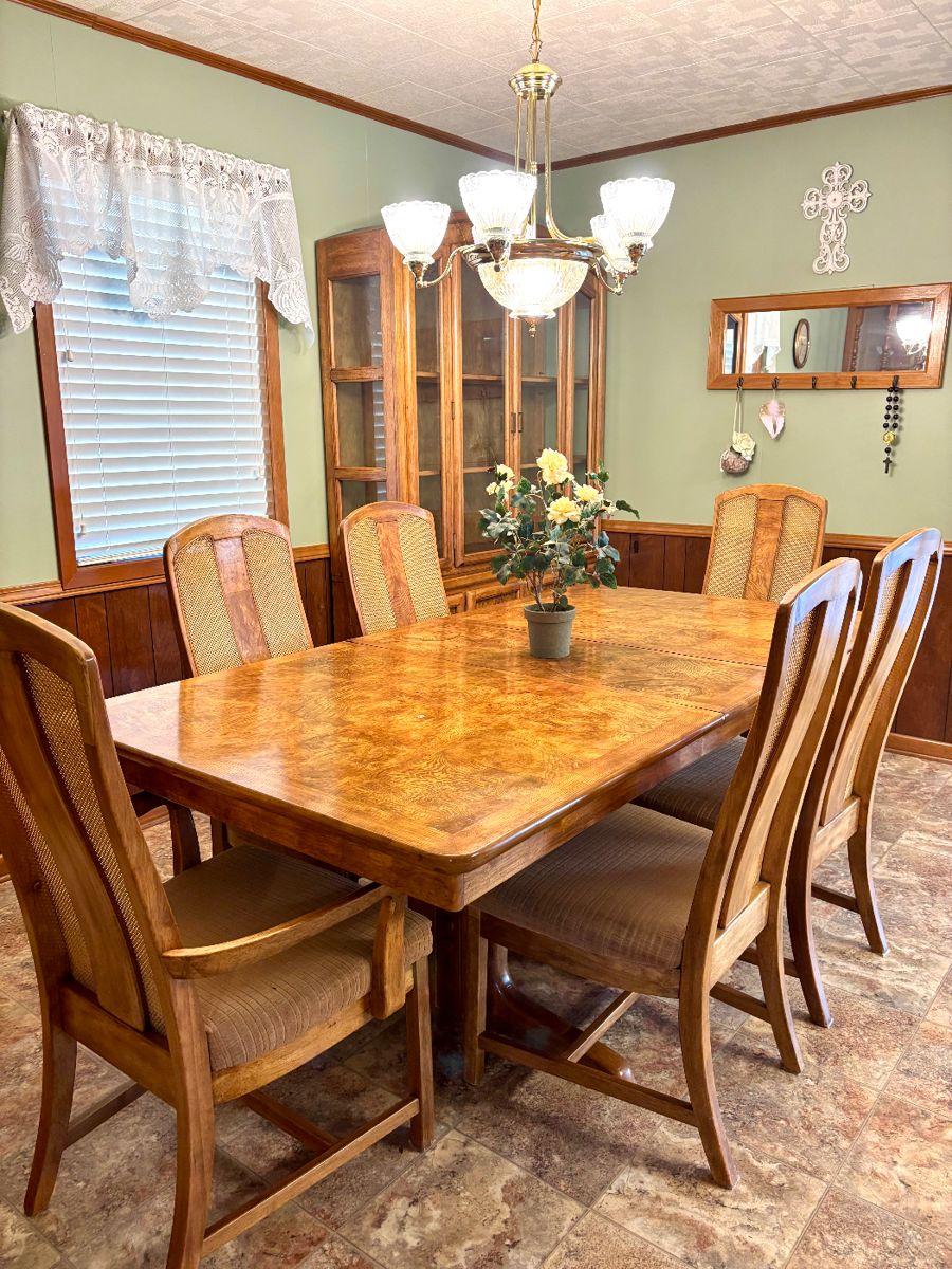 Vintage dining table with 6 nice chairs 