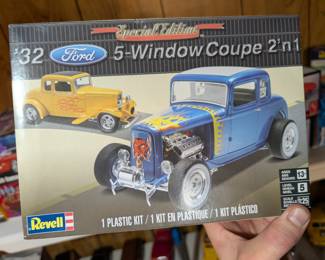 Revell 85-4228 1932 Ford 5 Window Coupe 2n1 1/25 Model Car Mountain Kit Complete