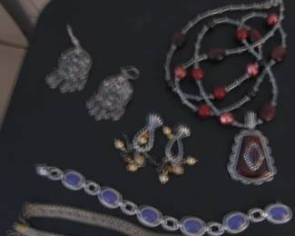 necklaces & bracelets