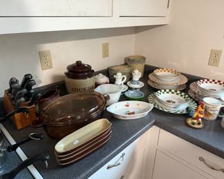 Kitchen
Dishware