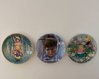 Bedroom
Collectors plates-numbers correspond to boxes not prices!