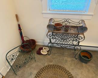 Entryway
Planter, magazine rack