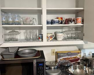 Kitchen
Microwave, cookware, mugs and glasses
