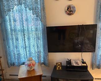 Living Room
Vizio flatscreen tv-new still have box
