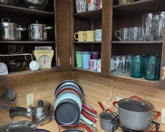 Zaki, Rachel Ray, Saladmaster, Pyrex, Frying pans, Coffee mugs, Glasses