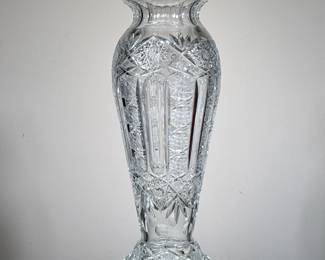 LARGE BRILLIANT CUT GLASS VASE | Finely cut crystal glass with geometric patterns. - h. 19.5 x dia. 8.5 in


