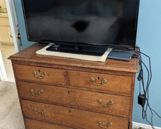 VIZIO FLATSCREEN on 5 DRAWER ANTIQUE ENGLISH OAK CHEST OF DRAWERS