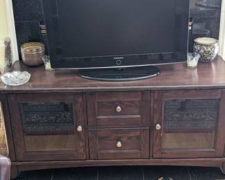 SAMSUNG 32" TV on STAND